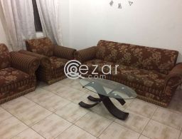 Good condition sofa+ small coffee table للبيع في قطر