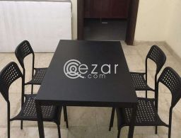 Dining table 4 chairs للبيع في قطر