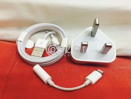 IPhone 7 original chager cable with adapter in Qatar