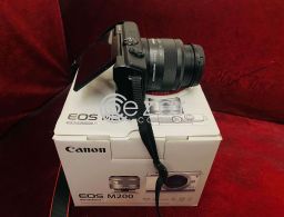 Canon Camera EOS M200 camera for Sale in Qatar