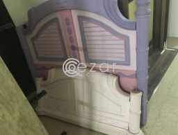 Queen Bed w Mattress for sale in Qatar