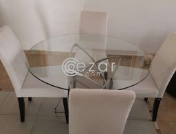 Dinning table w 6 chairs for sale in Qatar