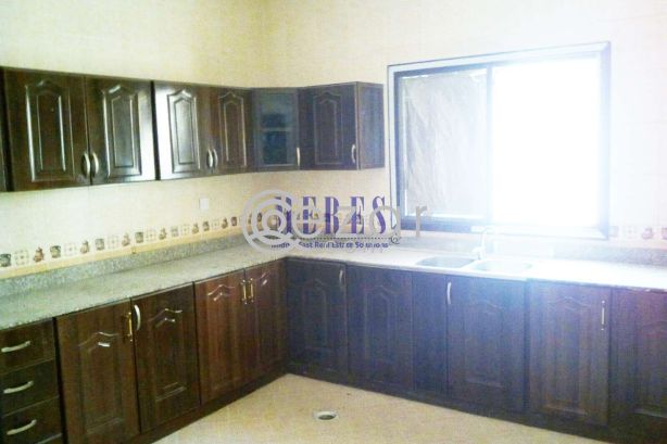 7 Bedroom Compound Villa in Ain Khaled - صورة %index%