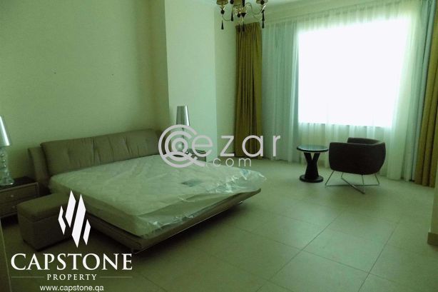 Fully-furnished 3BR plus 1 Maid's Room Apartment in West Bay - صورة %index%