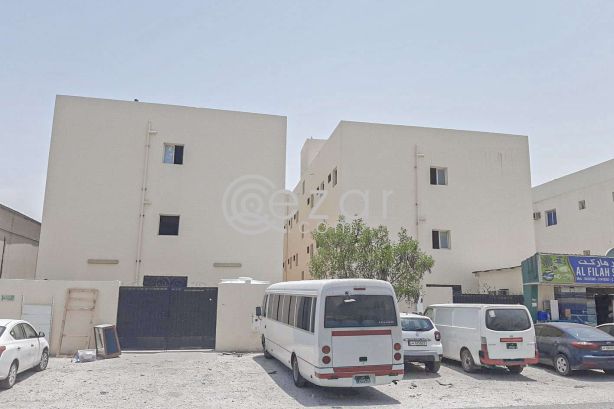 Well Maintained Labor camp for rent in Industrial area (Including Kharamaa). - صورة %index%