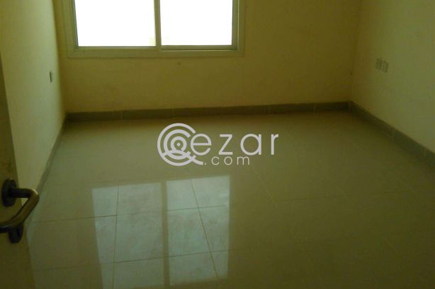 Approved warehouses with office on mezzanine | Street 39 - صورة %index%