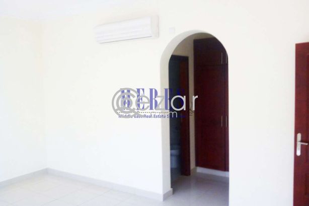 5 Bedroom Compound Villa in Muraikh - صورة %index%