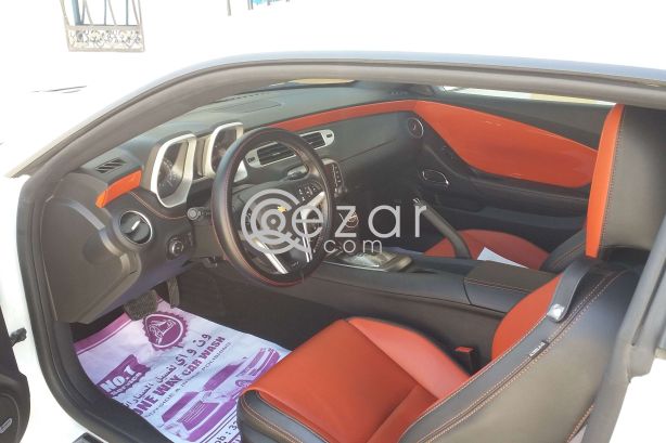 Camaro ss white with orange/red stripes Still under warranty. - صورة 8