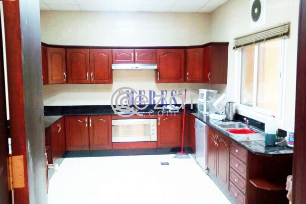 5 Bedroom Compound Villa in Abu Hamour - صورة %index%