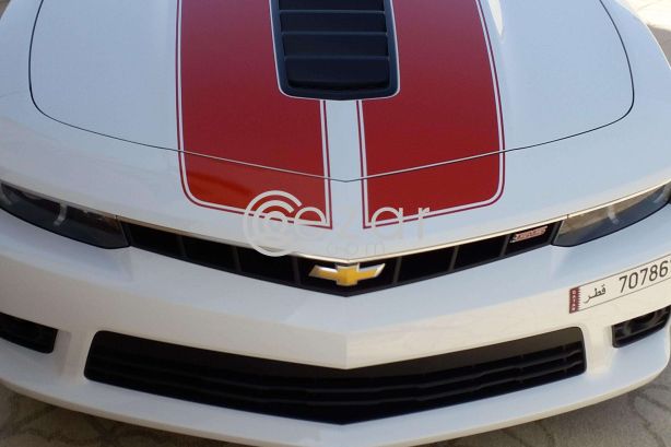 Camaro ss white with orange/red stripes Still under warranty. - صورة 9