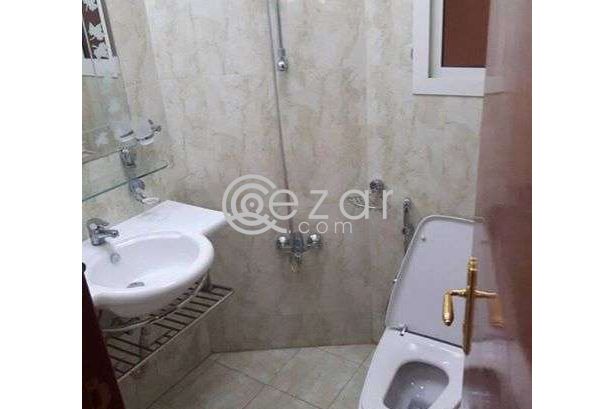 للأجار في منطقة السد عند الرويال بلازا. 30 شقة جديدة مفروشة فرش كامل (جديد) متكونة من عدد 2 غرف 1 صا photo %index%