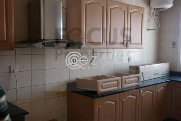 VERY SPACIOUS 6BHK UNFURNISHED STAND ALONE VILLA IN GHARAFFA - صورة %index%