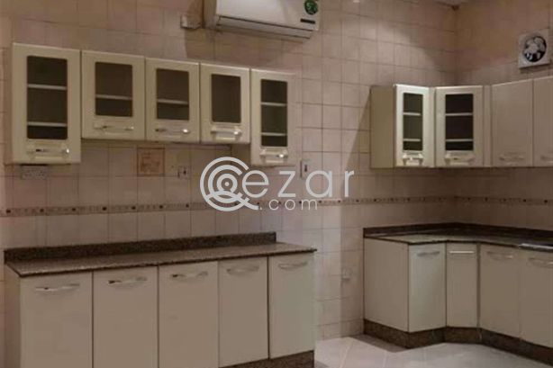 FOR EXECUTIVE BACHELORS...VERY NICE UNFURNISHED SPACIOUS 7 BEDROOM + STAND ALONE VILLA AT WAKRAH AND DUHAIL - صورة %index%