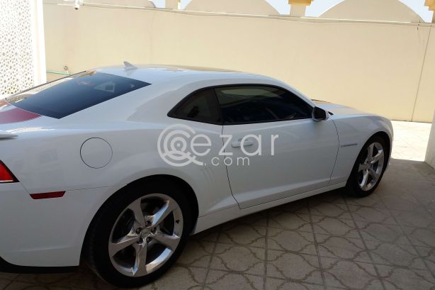 Camaro ss white with orange/red stripes Still under warranty. - صورة 2