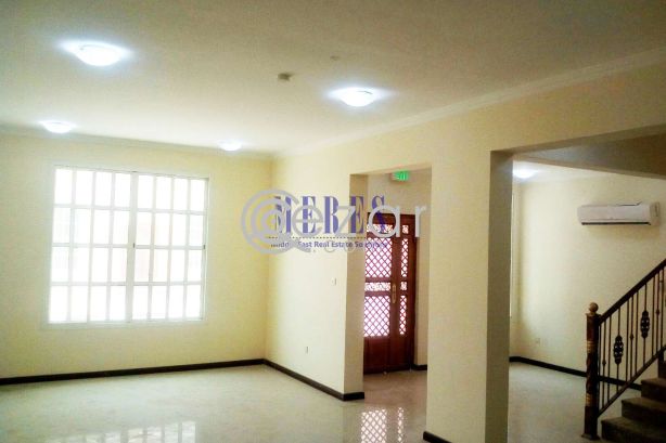 5 Bedroom Compound Villa in Abu Hamour - صورة %index%