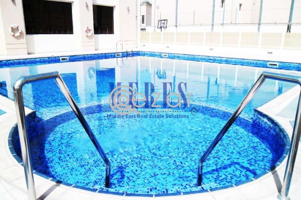 5 Bedroom Villa in A Compound in Muraikh - صورة %index%