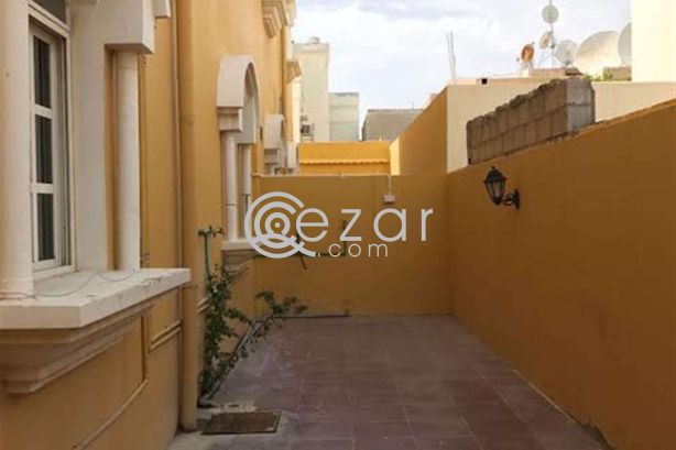 FOR EXECUTIVE BACHELORS...VERY NICE UNFURNISHED SPACIOUS 7 BEDROOM + STAND ALONE VILLA AT WAKRAH AND DUHAIL - صورة %index%