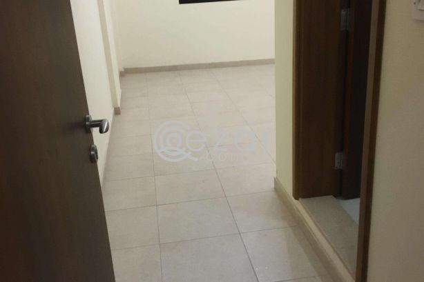 Brand New 3 BHK proper flat apartment without gypsum partition available at muntaza fereej abdul azeez near apolo clinic signal only for family photo %index%