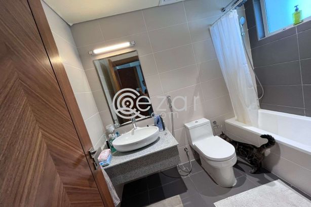 Master bedroom available in a 3-bed in Lusail, Marina. - صورة %index%