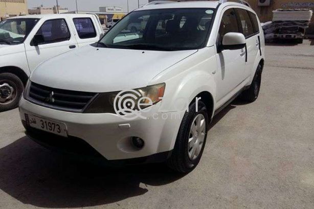 Mitsubishi outlander . Model 2008. Km 210. Car is good condition. No accident. - صورة 1