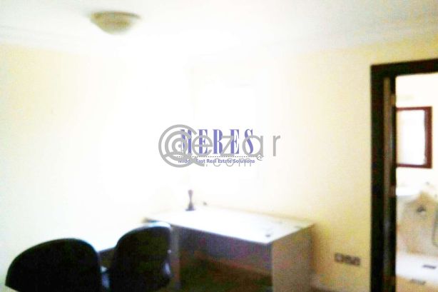 5 Bedroom Compound Villa in Abu Hamour - صورة %index%