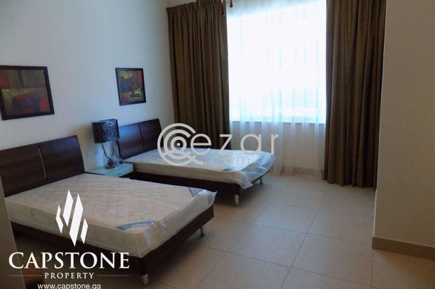 Fully-furnished 3BR plus 1 Maid's Room Apartment in West Bay - صورة %index%