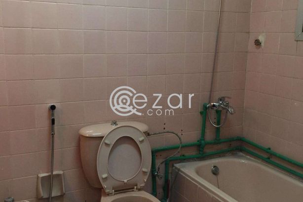 Fully furnished bedroom with sharing bathroom for single executive bachelor in Najma (For Indians) photo %index%