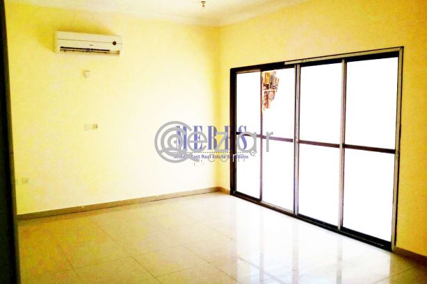 7 Bedroom Compound Villa in Ain Khaled - صورة %index%