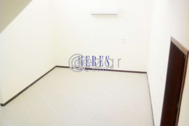 5 Bedroom Compound Villa in Abu Hamour - صورة %index%