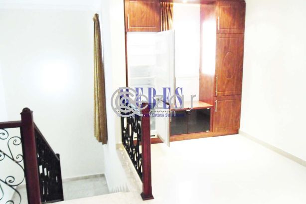 5 Bedroom Villa in A Compound in Muraikh - صورة %index%