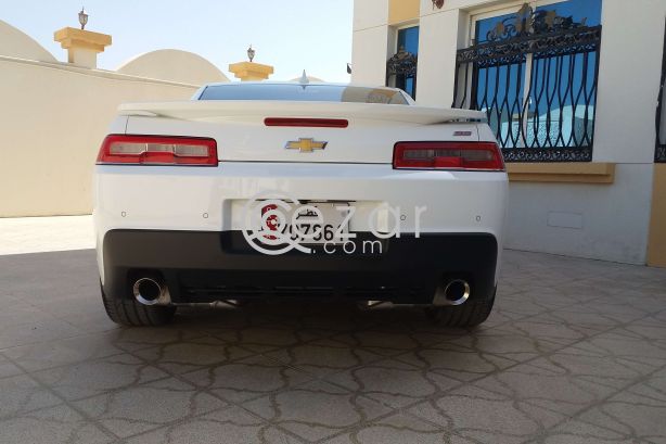 Camaro ss white with orange/red stripes Still under warranty. - صورة 6