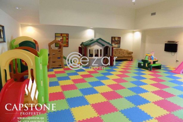 Fully-furnished 3BR plus 1 Maid's Room Apartment in West Bay - صورة %index%