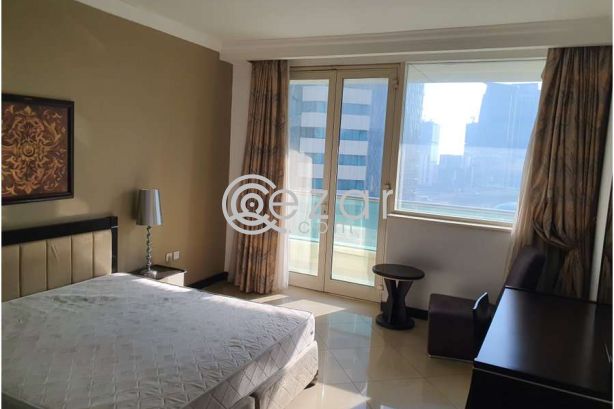 En-Suite Room at Beverly Hills Tower photo 1