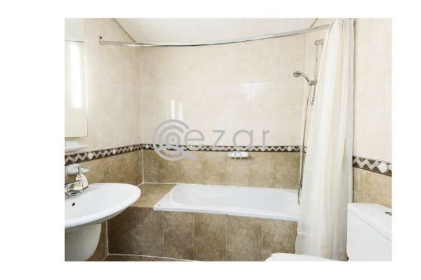En-Suite Room at Beverly Hills Tower photo 3