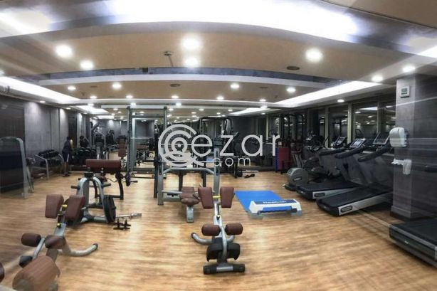 En-Suite Room at Beverly Hills Tower photo 8