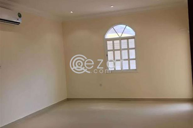 FOR EXECUTIVE BACHELORS...VERY NICE UNFURNISHED SPACIOUS 7 BEDROOM + STAND ALONE VILLA AT WAKRAH AND DUHAIL - صورة %index%
