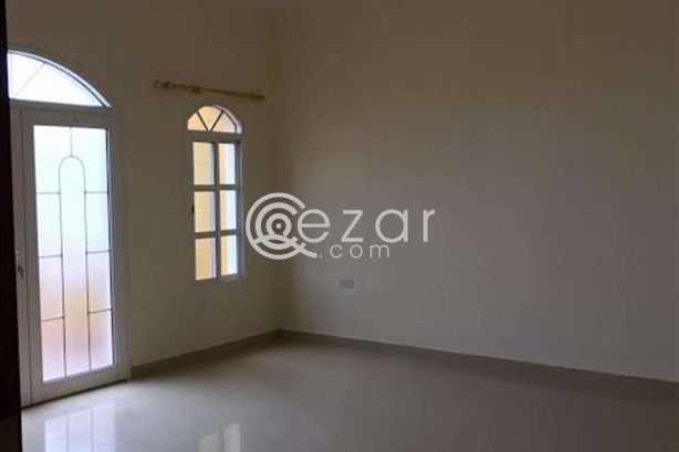 FOR EXECUTIVE BACHELORS...VERY NICE UNFURNISHED SPACIOUS 7 BEDROOM + STAND ALONE VILLA AT WAKRAH AND DUHAIL - صورة %index%