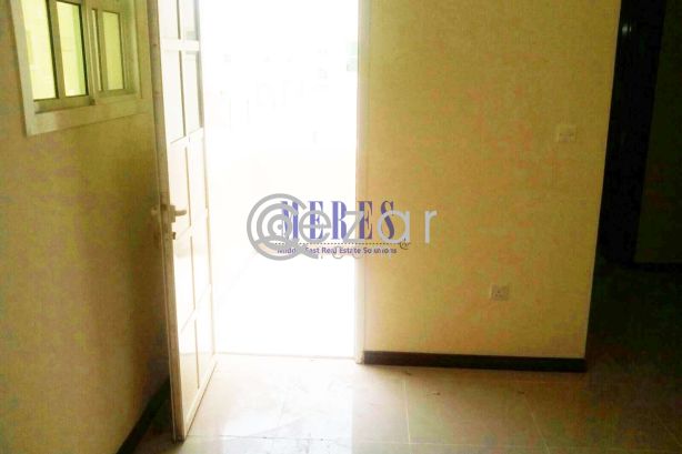 5 Bedroom Compound Villa in Abu Hamour - صورة %index%