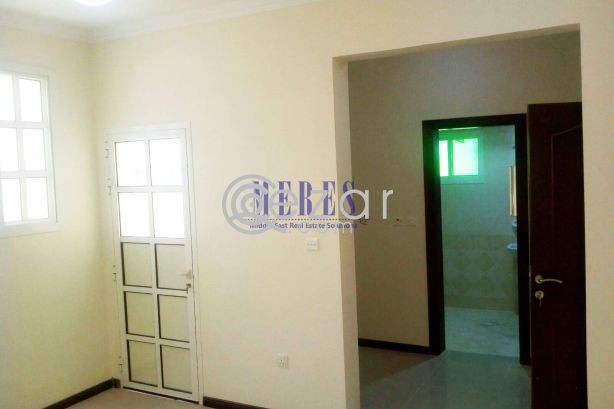 5 Bedroom Compound Villa in Abu Hamour - صورة %index%