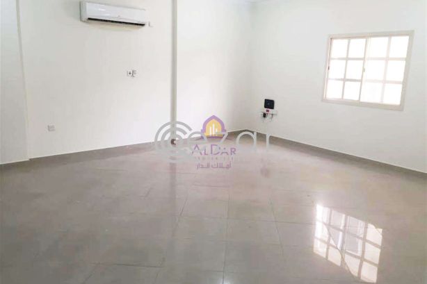Semi furnished 2 bedrooms in Bin Mahmoud - صورة %index%