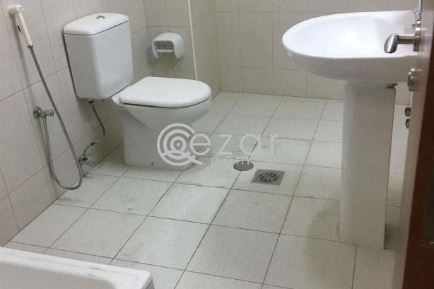 Brand New 3 BHK proper flat apartment without gypsum partition available at muntaza fereej abdul azeez near apolo clinic signal only for family photo %index%