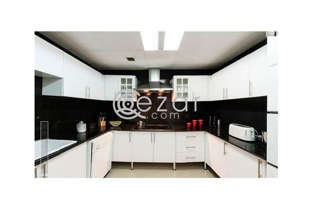 En-Suite Room at Beverly Hills Tower photo 7