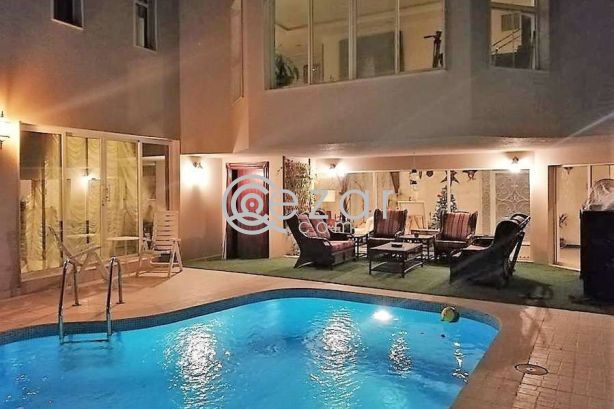 Master room for Western expat at F/F deluxe West Bay villa - صورة %index%