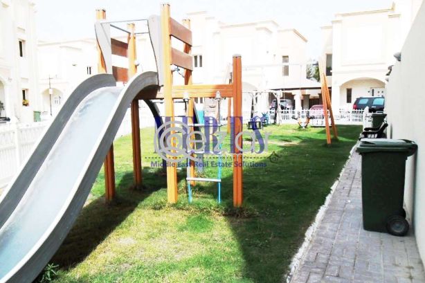 5 Bedroom Villa in A Compound in Muraikh - صورة %index%