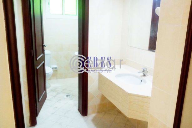 5 Bedroom Compound Villa in Abu Hamour - صورة %index%