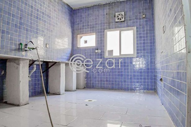 Well Maintained Labor camp for rent in Industrial area (Including Kharamaa). - صورة %index%