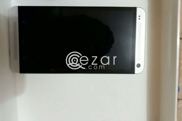 HTC one M7 in mint condition photo 2