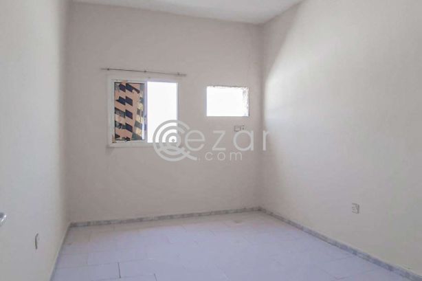 Well Maintained Labor camp for rent in Industrial area (Including Kharamaa). - صورة %index%