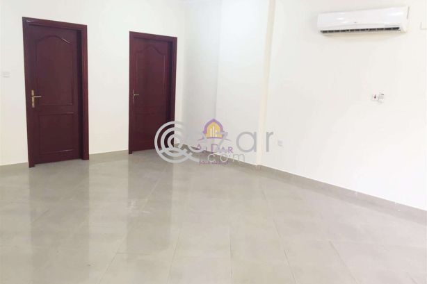 Semi furnished 2 bedrooms in Bin Mahmoud - صورة %index%