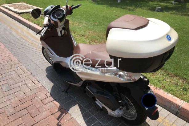 Piaggio Beverly 300 cc, Pearl white brand new very low milage photo 3